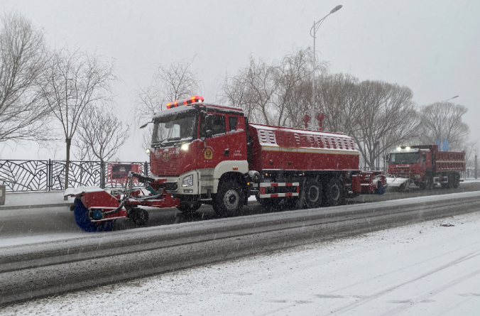 ky开元环境除冰雪装备全力投入破冰作业，助力北京道路交通安全